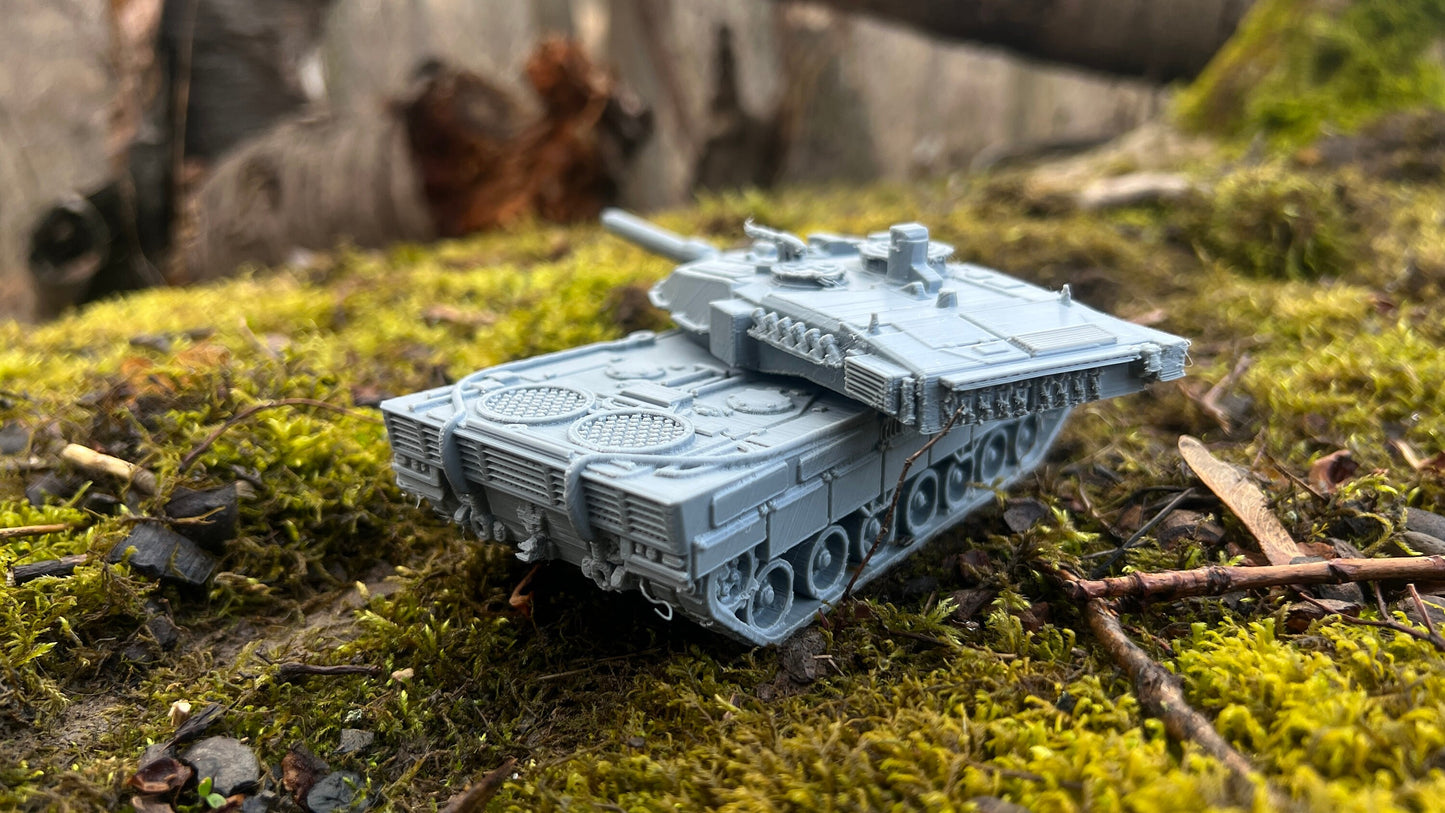 Detailed Leopard 2A7V Tank Model for Modern Warfare Enthusiasts - Tabletop Decor Diorama