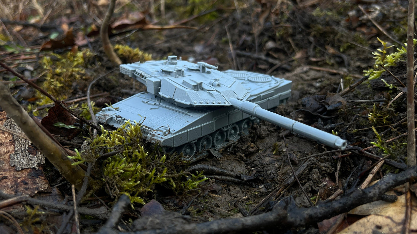 Detailed Leopard 2A7V Tank Model for Modern Warfare Enthusiasts - Tabletop Decor Diorama