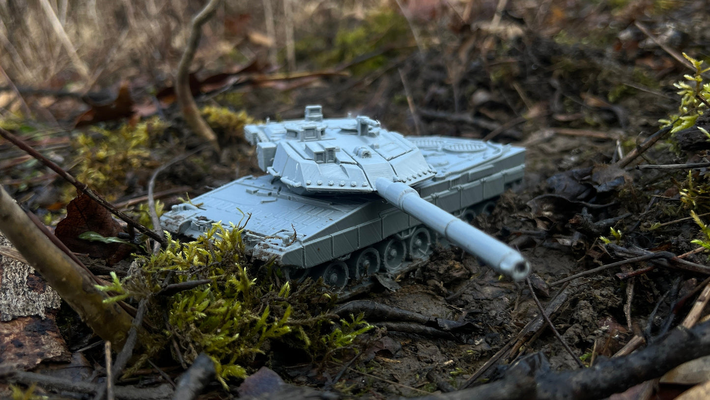 Detailed Leopard 2A7V Tank Model for Modern Warfare Enthusiasts - Tabletop Decor Diorama