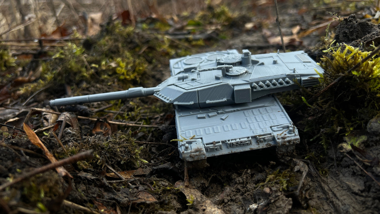 Detailed Leopard 2A7V Tank Model for Modern Warfare Enthusiasts - Tabletop Decor Diorama