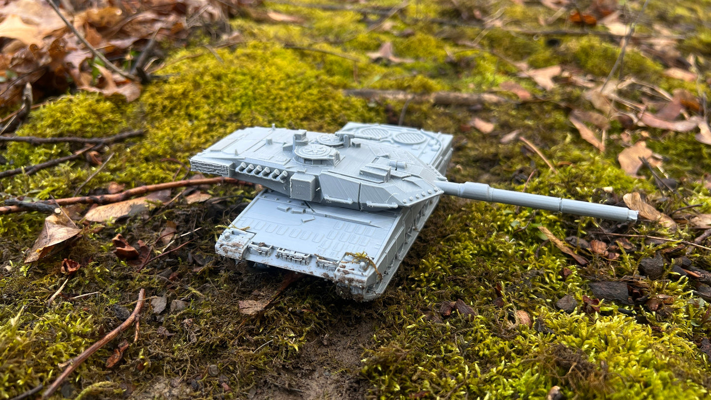 Detailed Leopard 2A7V Tank Model for Modern Warfare Enthusiasts - Tabletop Decor Diorama
