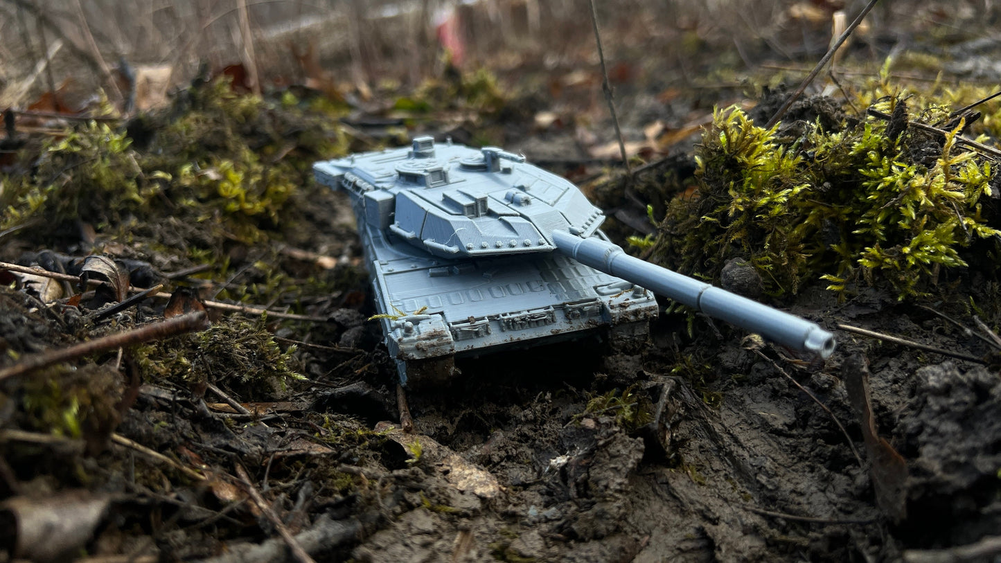Detailed Leopard 2A7V Tank Model for Modern Warfare Enthusiasts - Tabletop Decor Diorama