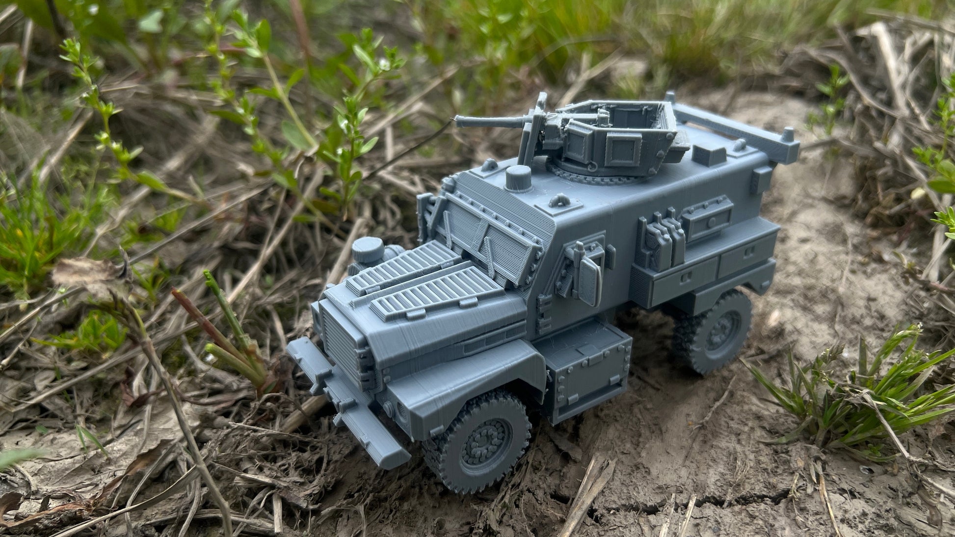 Cougar MRAP 4x4: Modern Military Armored Vehicle for Model Railroading, and Wargaming, Op Boards