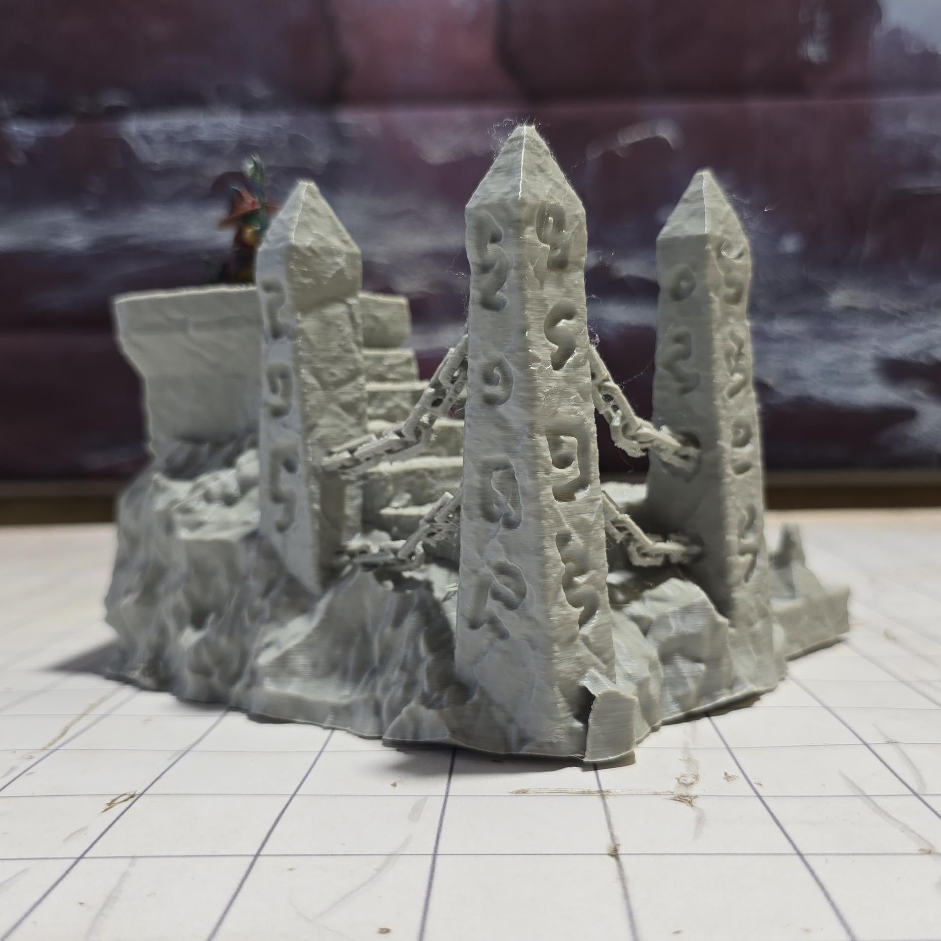 Chaos Crying Head Altar, 28mm