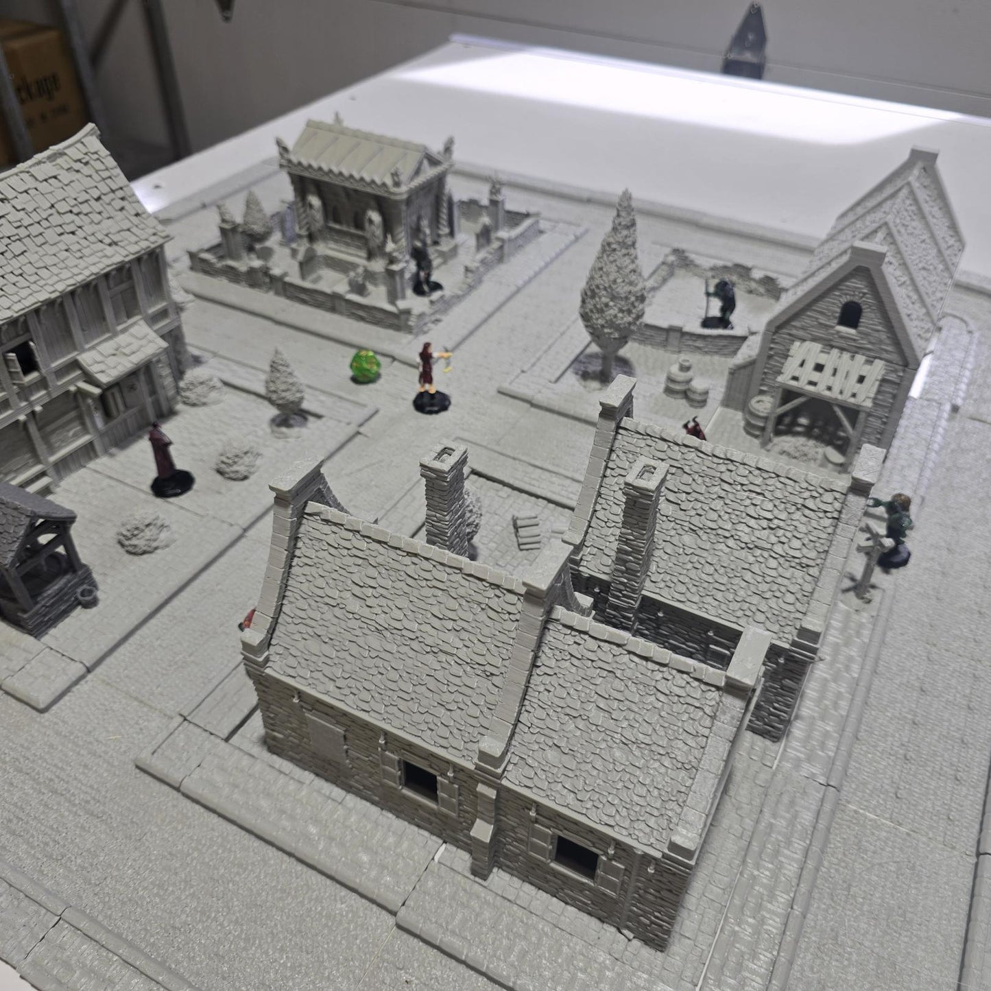 Step into the Greendale Colonial Village, a fully playable 28mm tabletop town. With cobblestone streets, detailed scatter, and four unique starter blocks, this set is ready for storytelling straight out of the box — and fully expandable with 25+ future buildings, a castle, and fortifications.