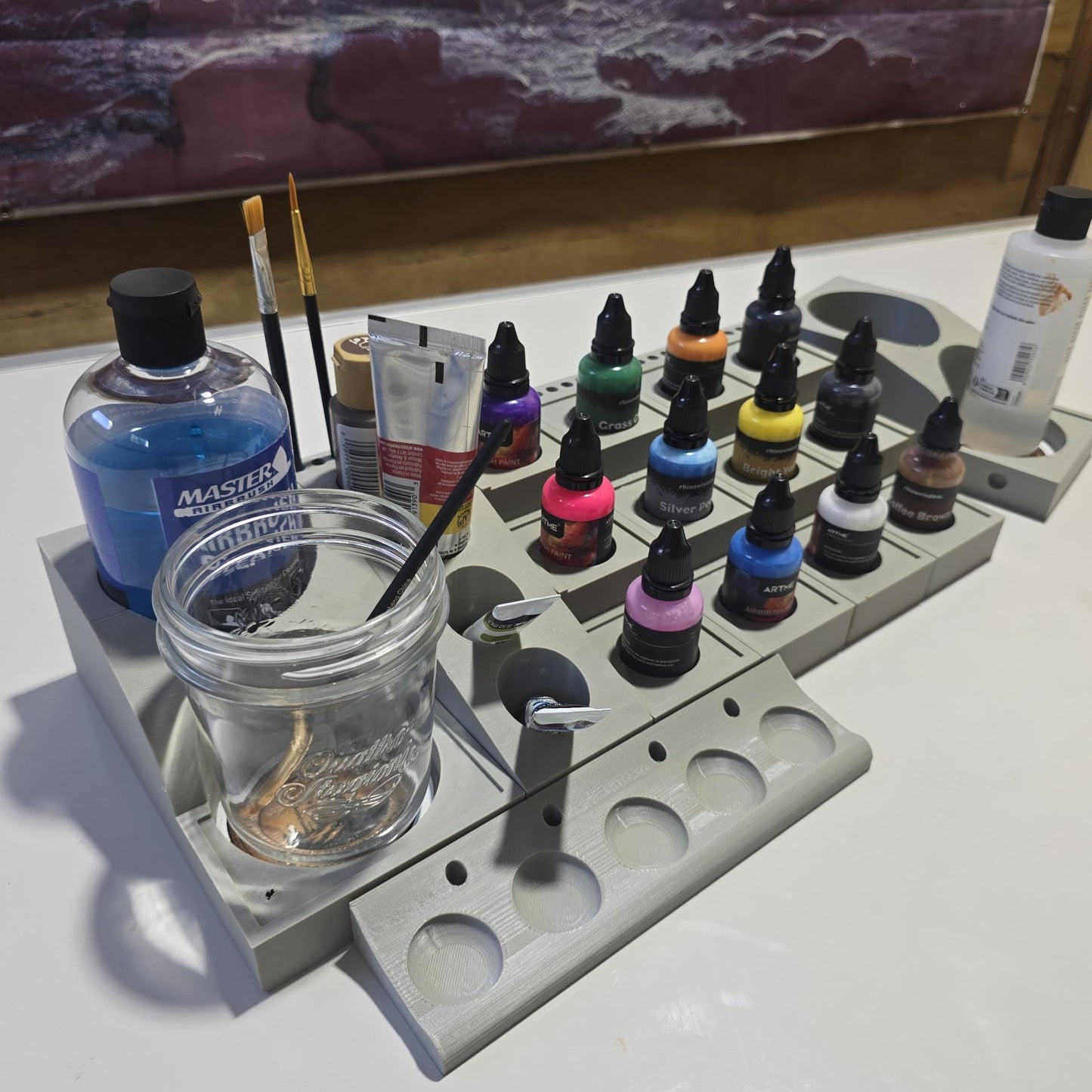 3D printed modular paint station for artists and hobby painters by Centrion Studio